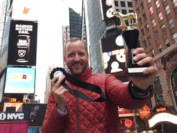 Creative Director Florian Figge präsentiert den Pferde-Oscar am Times Square in New York