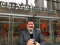 Daniel Krüger präsentiert den Pferde-Oscar vor der New York Times